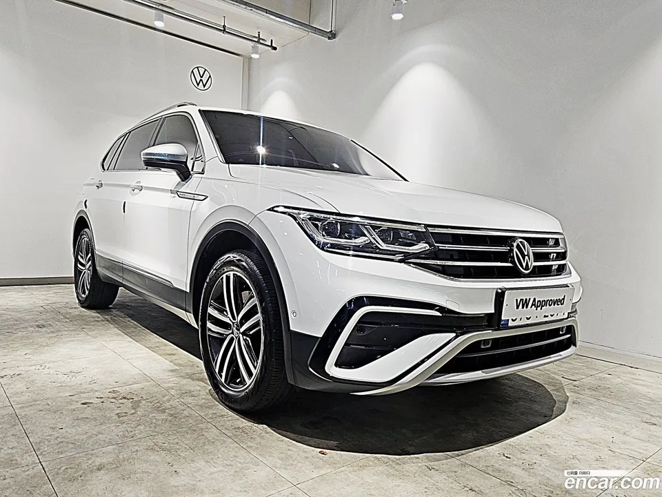 Volkswagen Tiguan Allspace 2.0 TSI 2022 — photo 1, buy with delivery to Moscow
