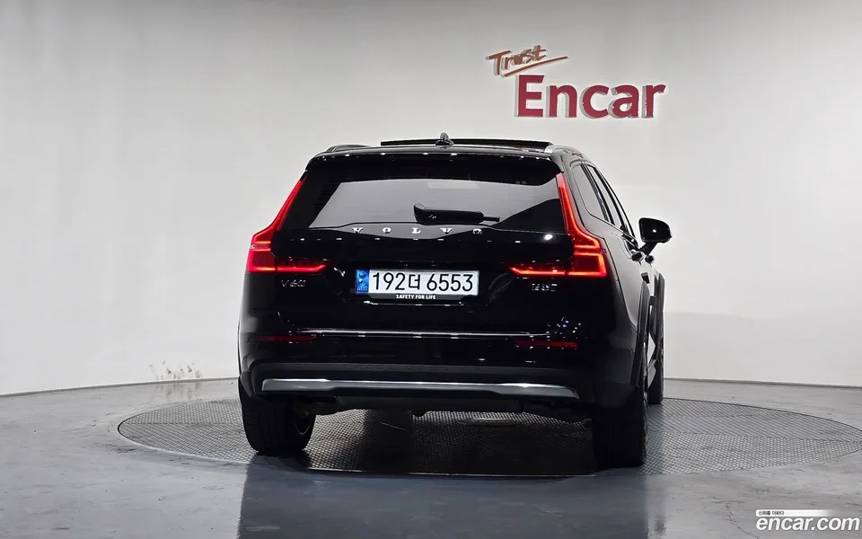 Volvo V60 Cross Country B5 AWD 2023 — thumbnail 4