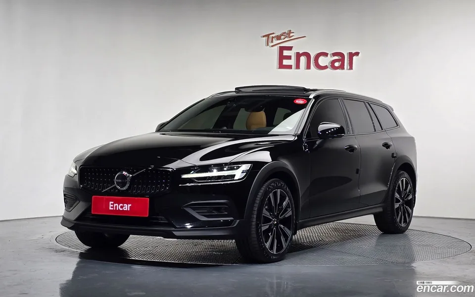 Volvo V60 Cross Country B5 AWD 2023 — photo 1, buy with delivery to Moscow
