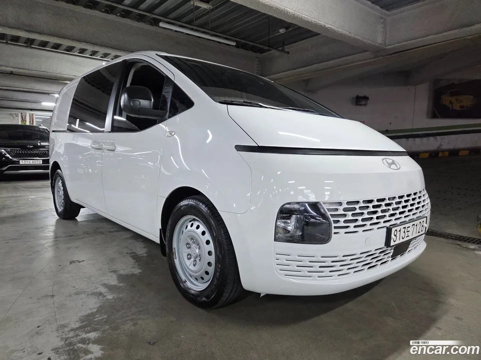 Hyundai Staria 5 2023 — photo 1, buy with delivery to Moscow