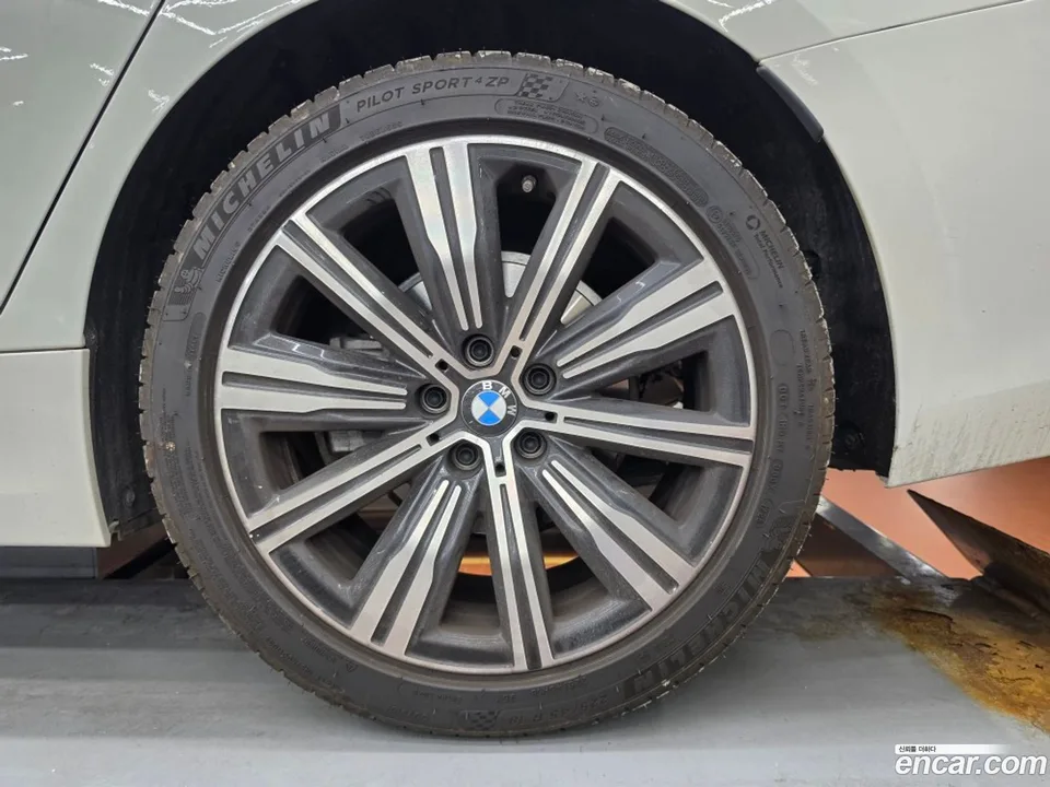 BMW 3 Series 320i 2025 — thumbnail 2