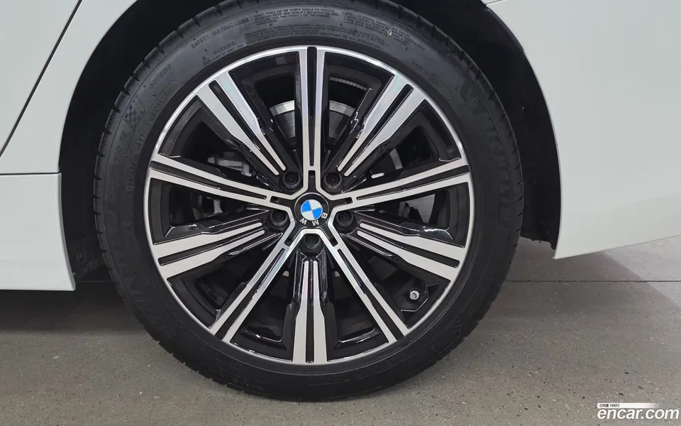 BMW 3 Series 320i 2025 — thumbnail 5