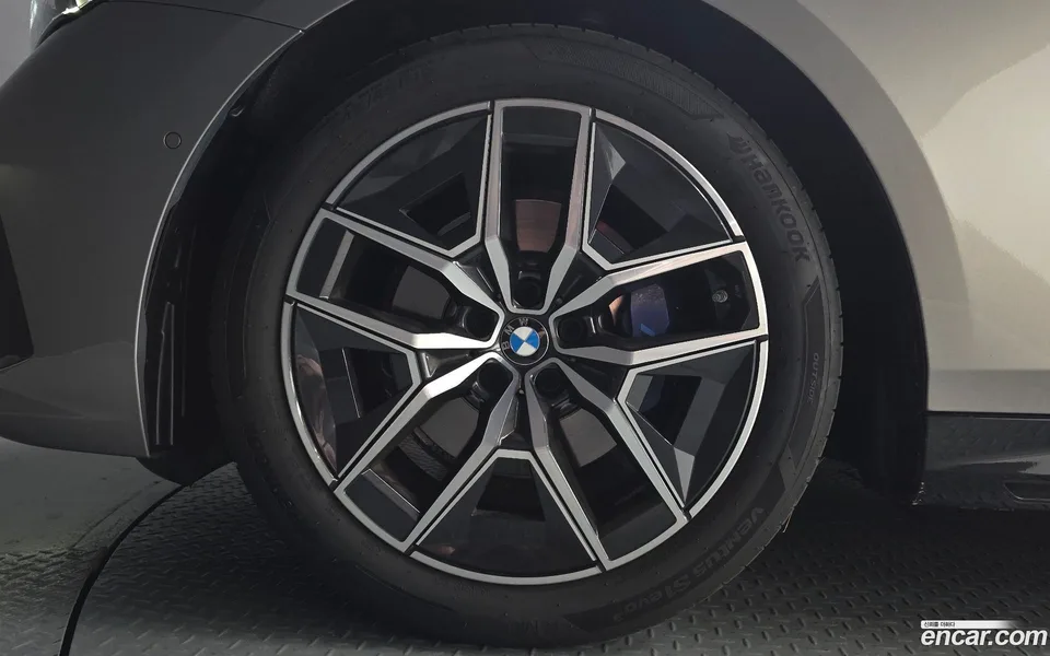 BMW 5 Series 523d M 2025 — thumbnail 2