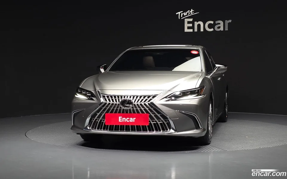 Lexus ES 300h 2025 — thumbnail 3