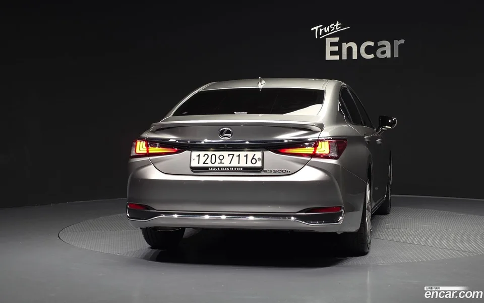 Lexus ES 300h 2025 — thumbnail 4