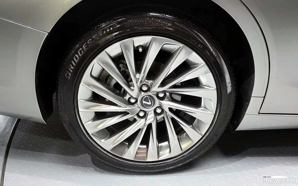 Lexus ES 300h 2025 — thumbnail 5