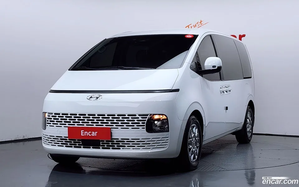 Hyundai Staria 5 2023 — фото 1, купить с доставкой в Москву