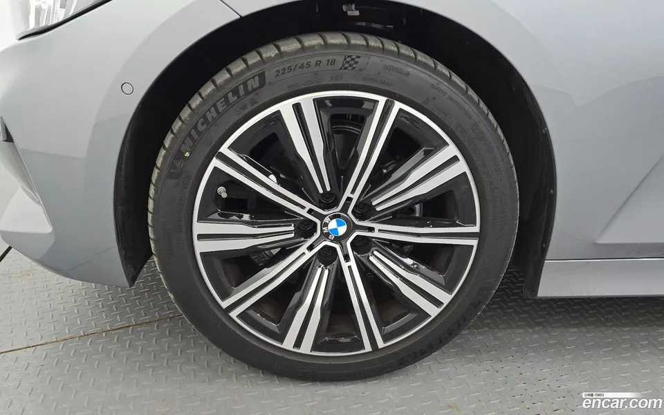 BMW 3 Series 320i 2025 — thumbnail 2