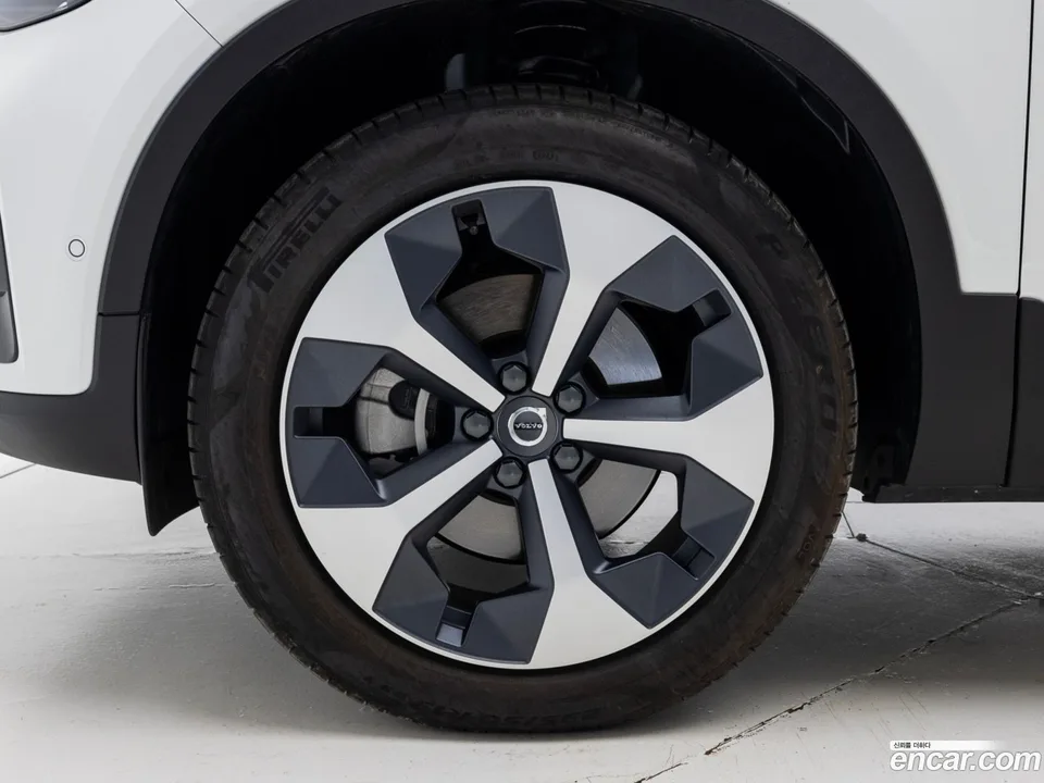 Volvo XC40 B4 2025 — миниатюра 2