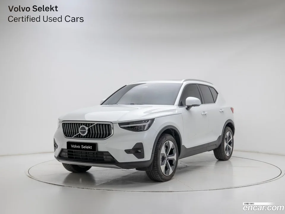 Volvo XC40 B4 2025 — photo 1, buy with delivery to Moscow