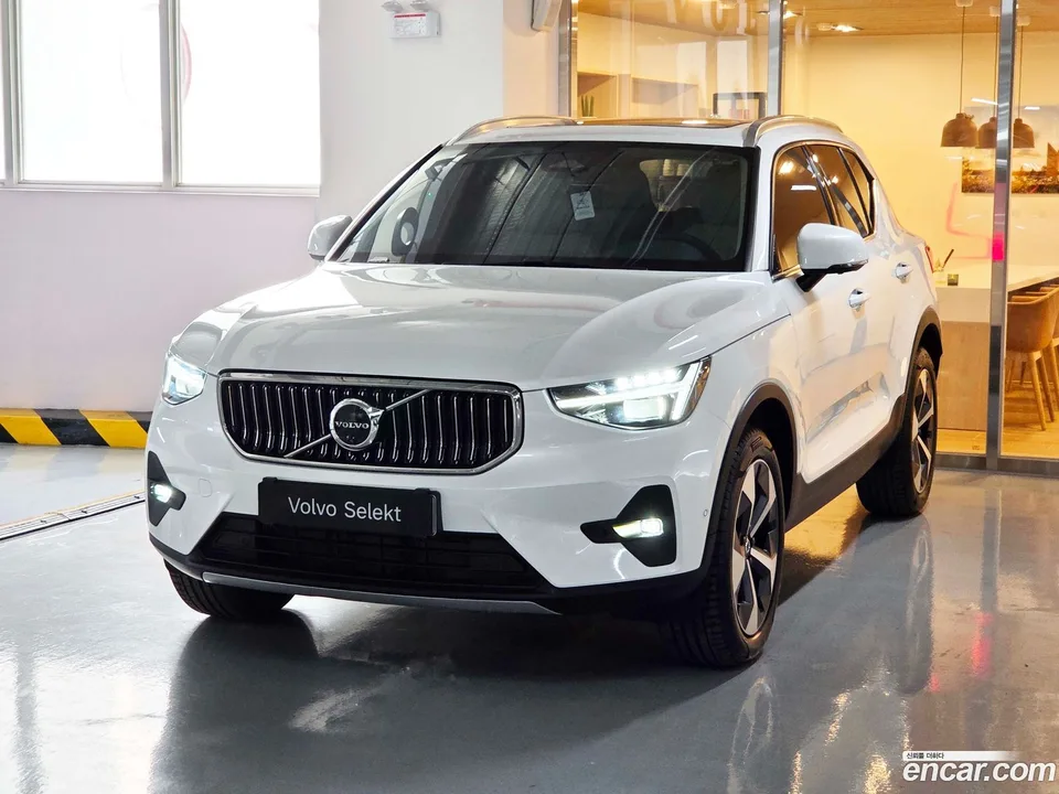 Volvo XC40 B4 2026 — photo 1, buy with delivery to Moscow