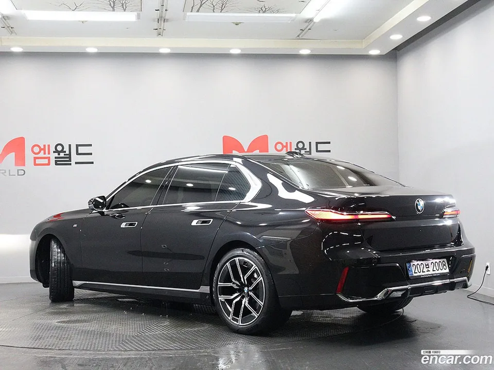 BMW 7 Series 740i sDrive M 2022 — миниатюра 5