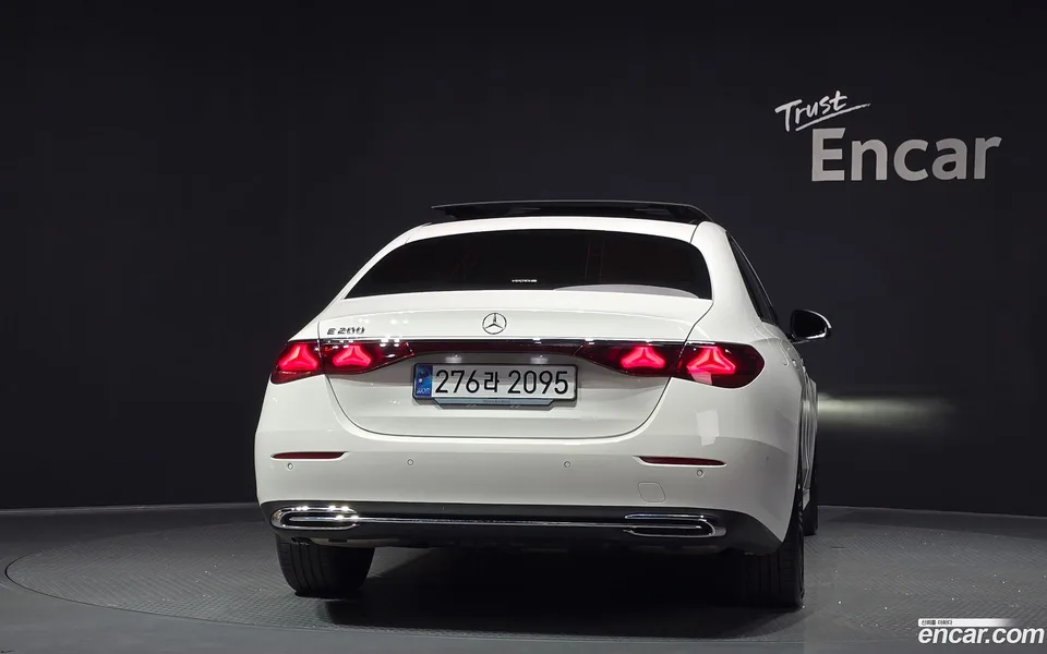 Mercedes-Benz E-Class E200 2025 — thumbnail 4
