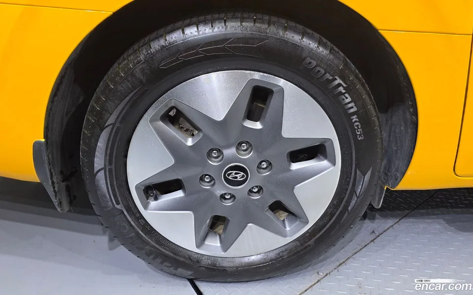 Hyundai Staria L3.5 2023 — thumbnail 2