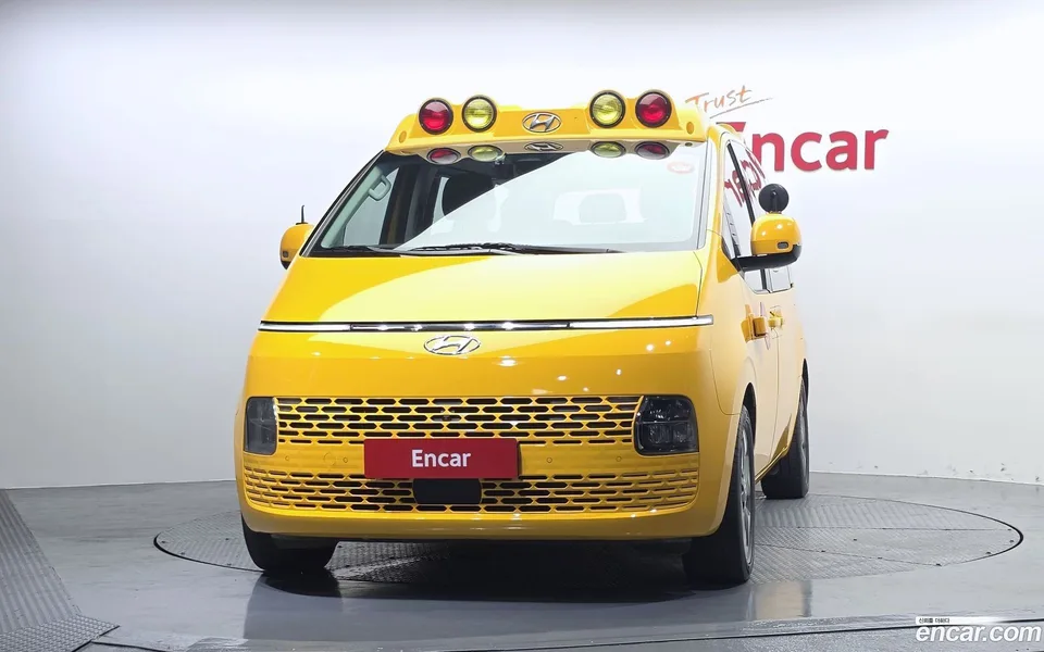 Hyundai Staria L3.5 2023 — thumbnail 3