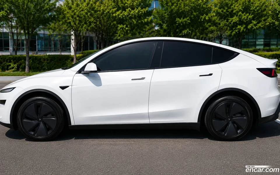 Tesla Model Y RWD 2025 — thumbnail 3