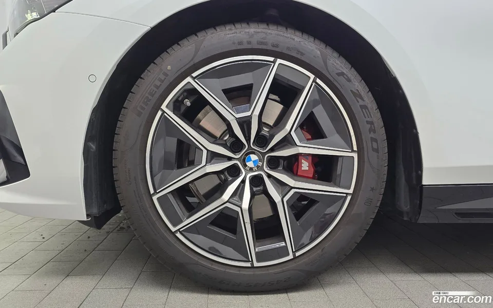 BMW 5 Series 520i 2025 — thumbnail 2