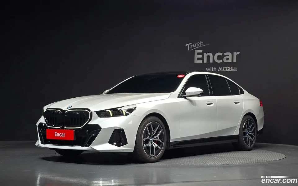 BMW 5 Series 520i 2025 — photo 1, buy with delivery to Moscow