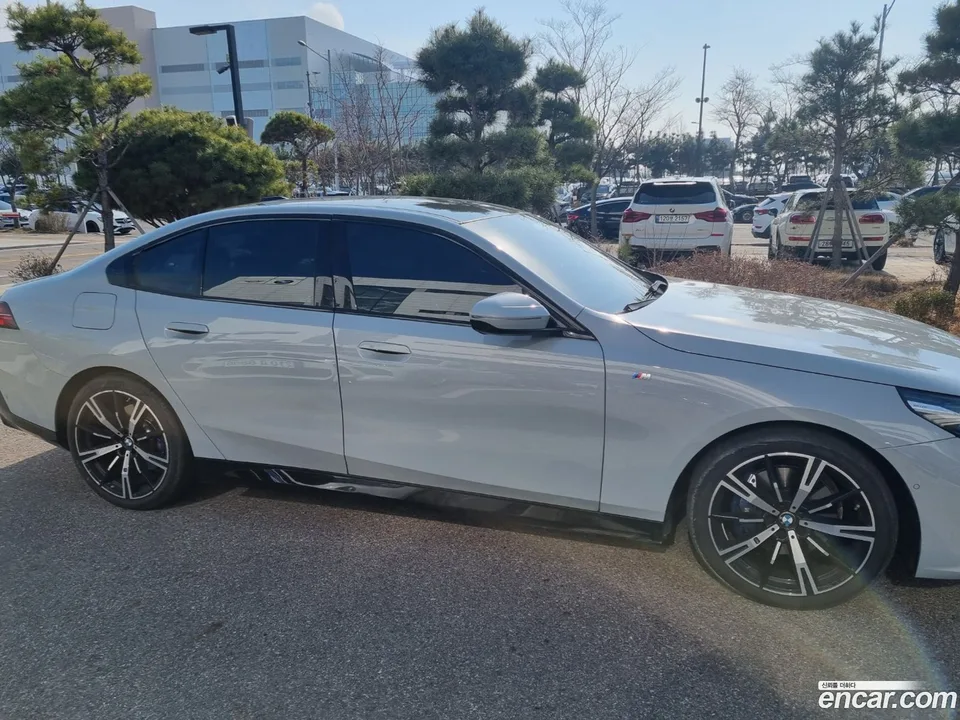 BMW 5 Series 530i xDrive M 2024 — thumbnail 3