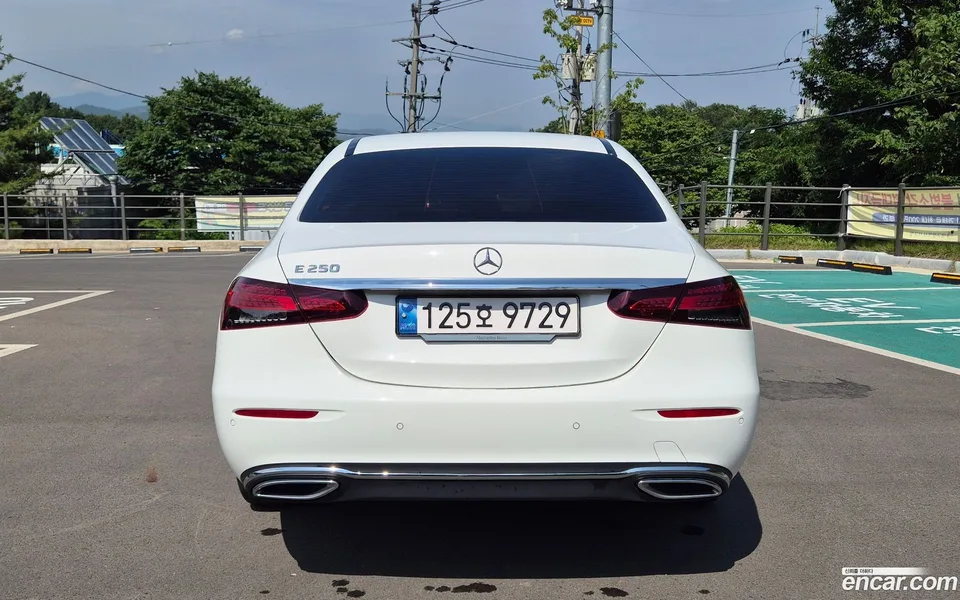 Mercedes-Benz E-Class E250 2023 — thumbnail 2