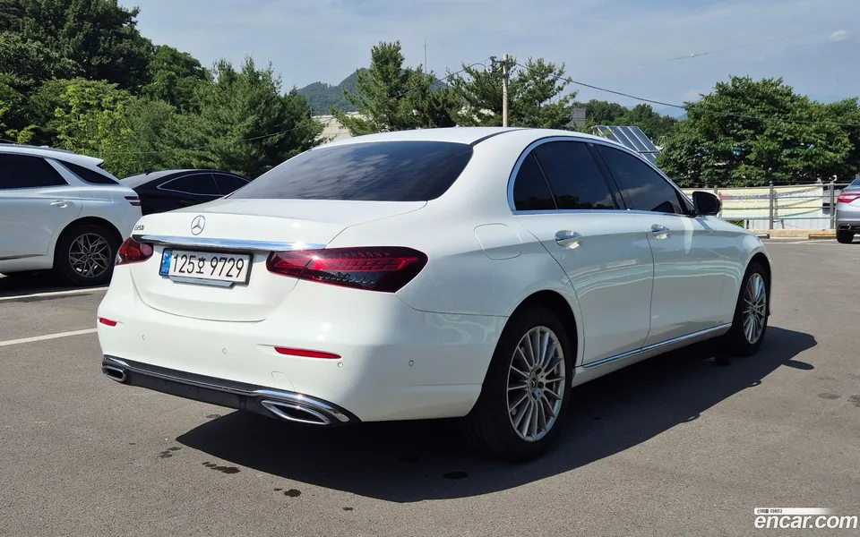 Mercedes-Benz E-Class E250 2023 — thumbnail 4