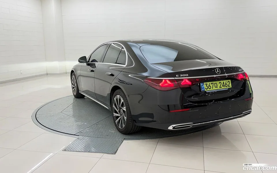 Mercedes-Benz E-Class E300 4MATIC 2024 — thumbnail 3