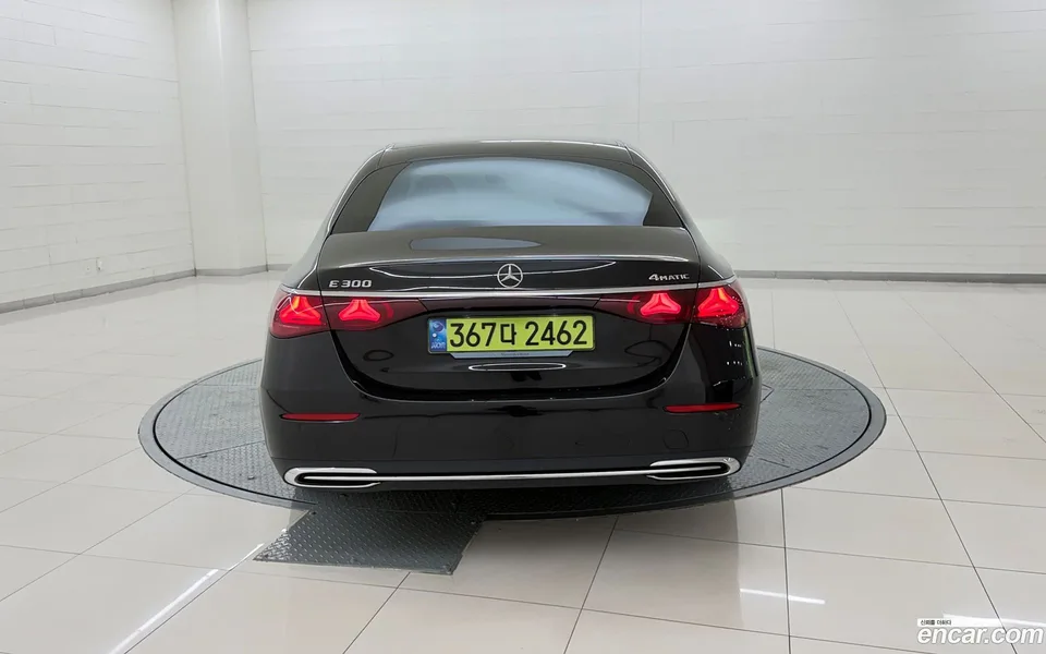 Mercedes-Benz E-Class E300 4MATIC 2024 — thumbnail 4