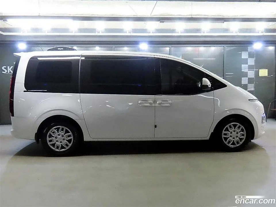 Hyundai Staria 2WD 2023 — thumbnail 4