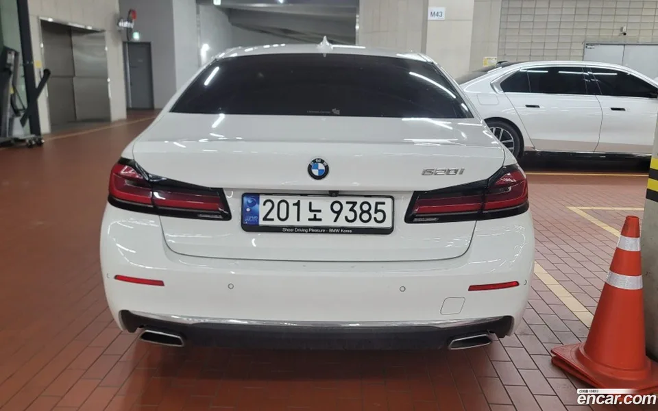 BMW 5 Series 520i 2023 — миниатюра 3