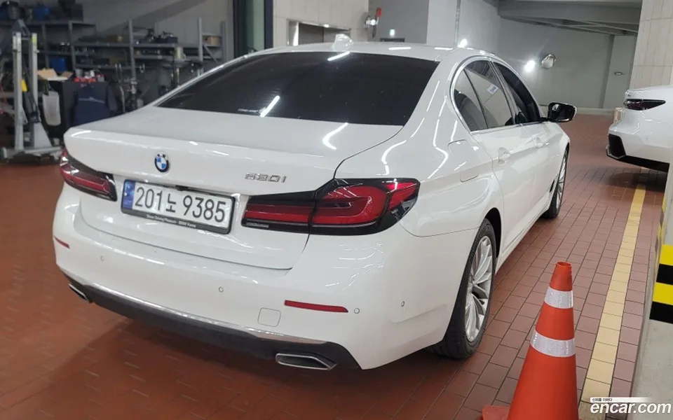 BMW 5 Series 520i 2023 — миниатюра 4