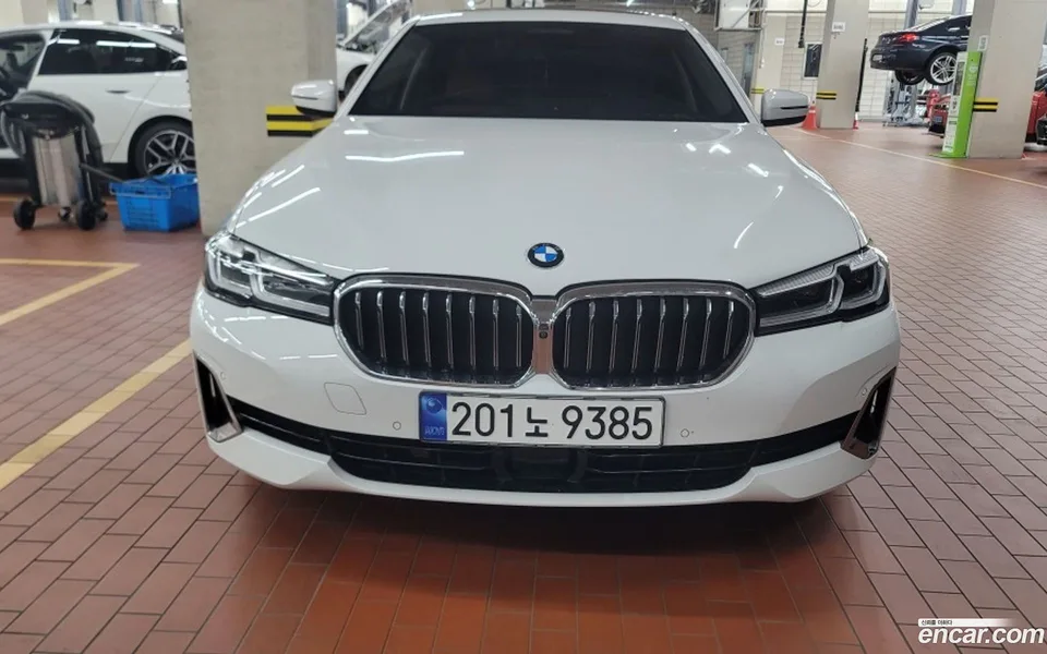 BMW 5 Series 520i 2023 — фото 1, купить с доставкой в Москву