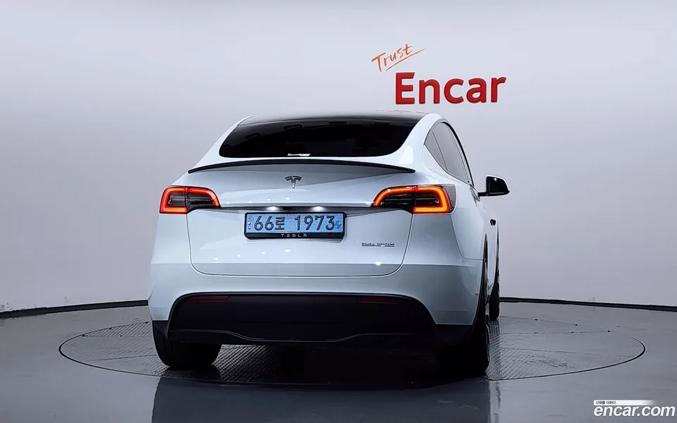 Tesla Model Y AWD 2024 — миниатюра 4