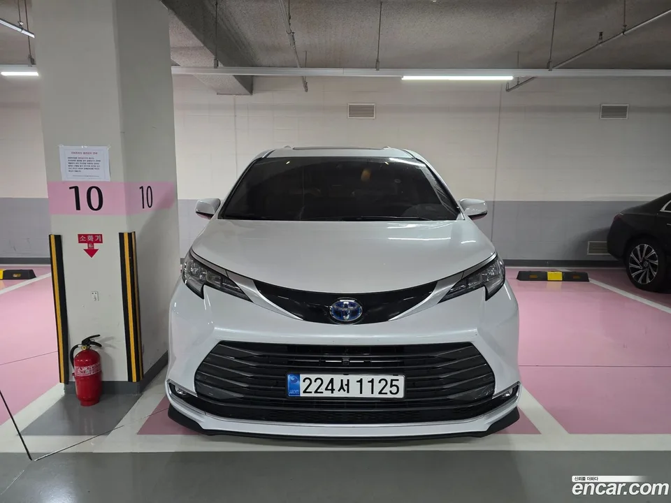 Toyota Sienna 2.5 2WD 2024 — photo 1, buy with delivery to Moscow