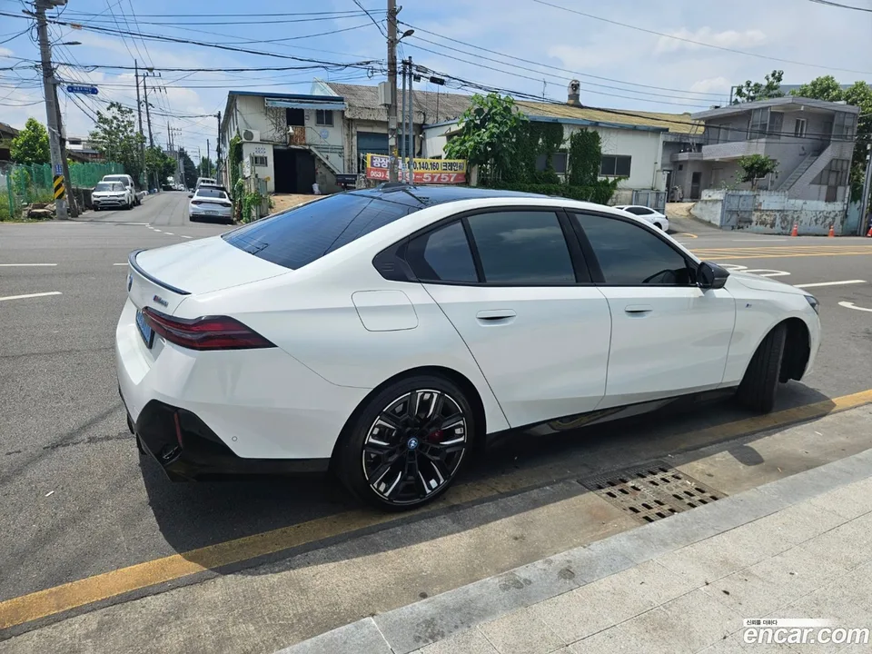 BMW i5 M60 xDrive 2024 — thumbnail 2