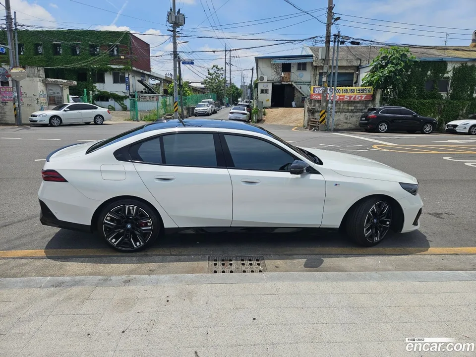 BMW i5 M60 xDrive 2024 — thumbnail 4