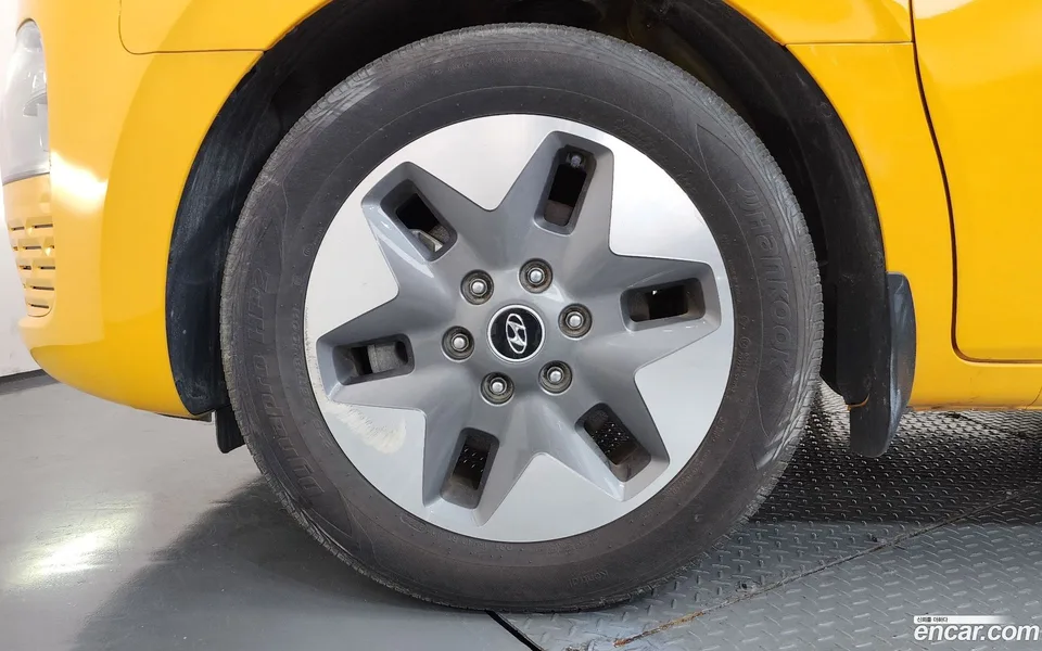Hyundai Staria 2WD 2023 — thumbnail 2