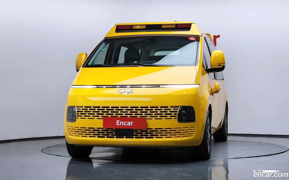 Hyundai Staria 2WD 2023 — thumbnail 3