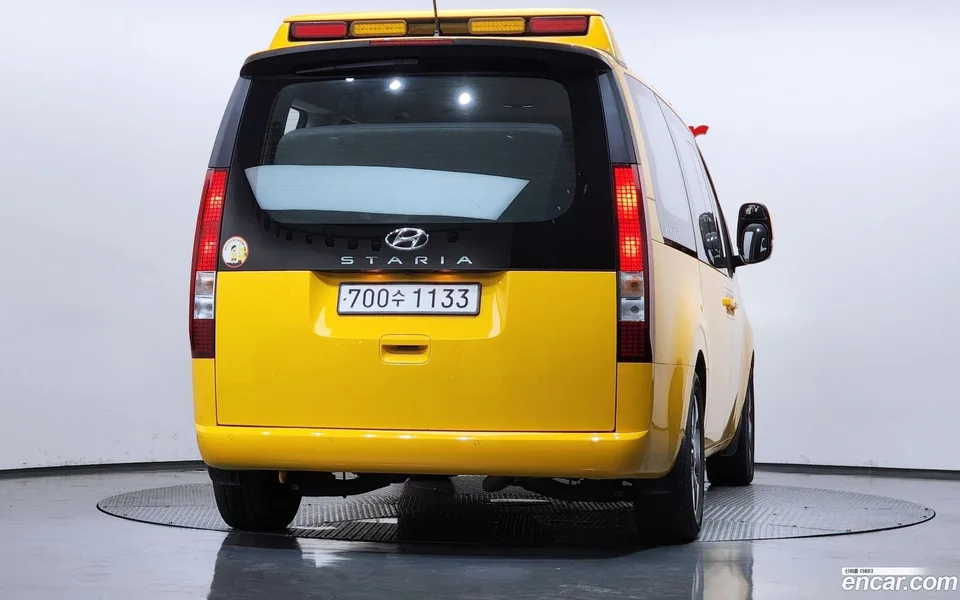 Hyundai Staria 2WD 2023 — thumbnail 4