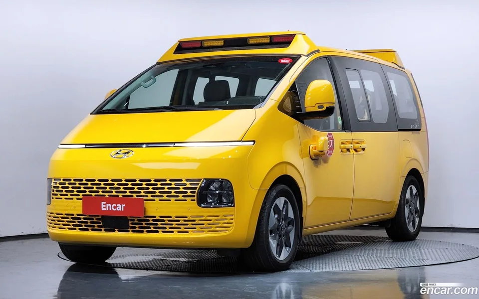 Hyundai Staria 2WD 2023 — photo 1, buy with delivery to Moscow