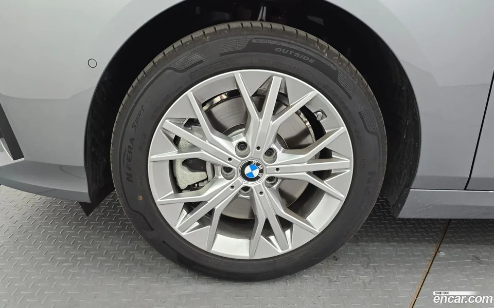 BMW 1 Series 120 2025 — thumbnail 2