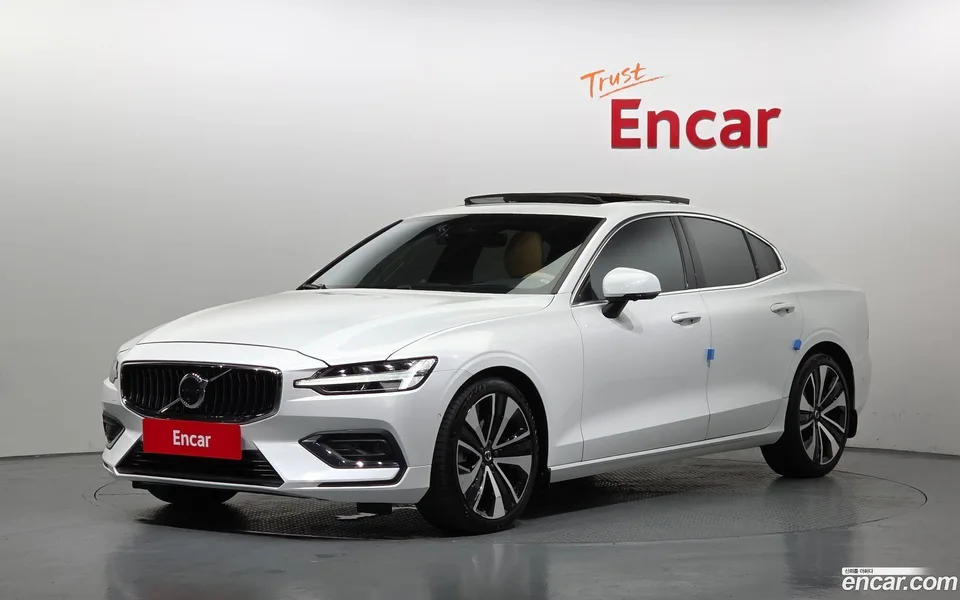 Volvo S60 B5 2023 — photo 1, buy with delivery to Moscow