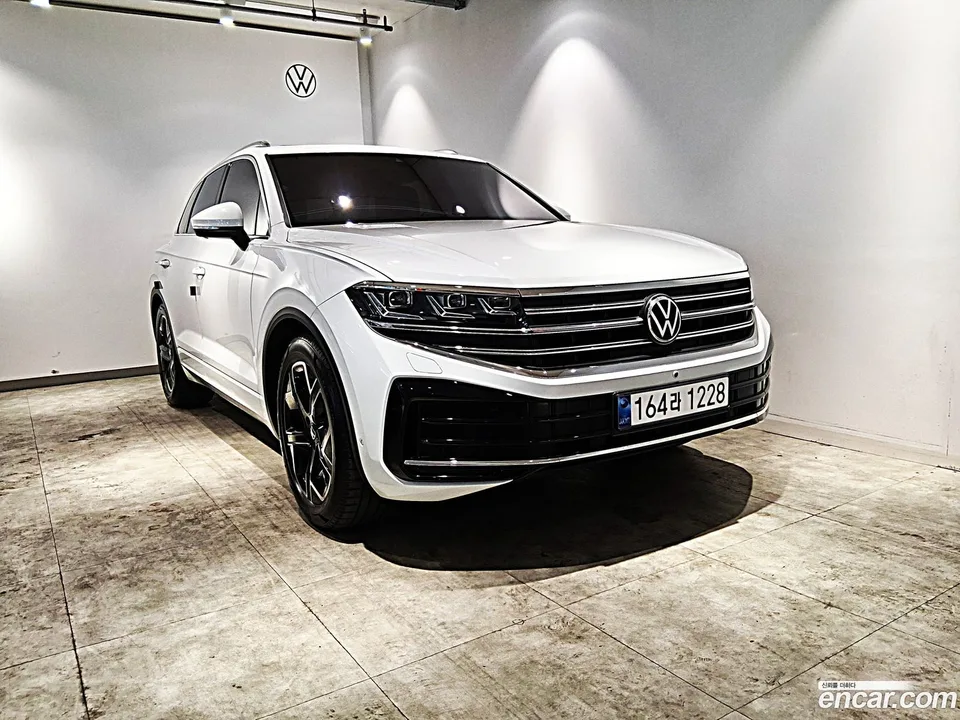 Volkswagen Touareg 3.0 TDI 2024 — photo 1, buy with delivery to Moscow