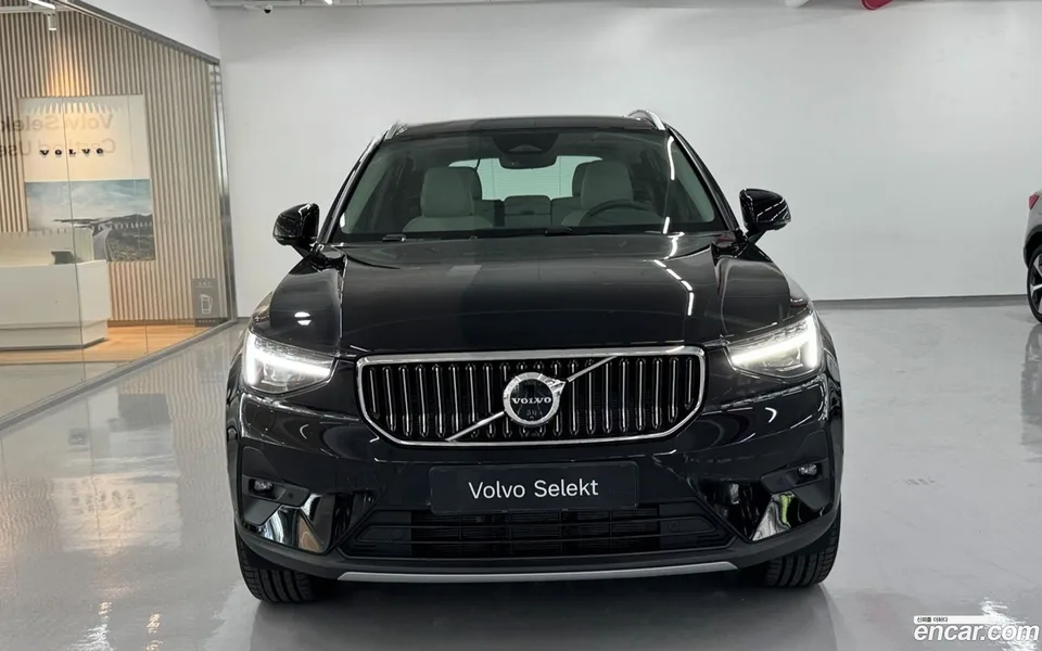 Volvo XC40 B4 2025 — thumbnail 3
