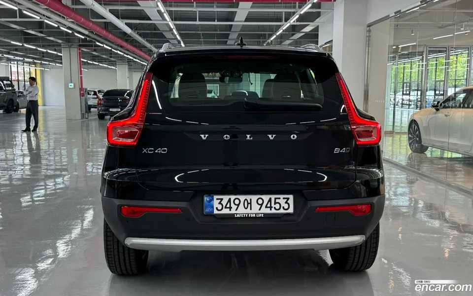 Volvo XC40 B4 2025 — thumbnail 4