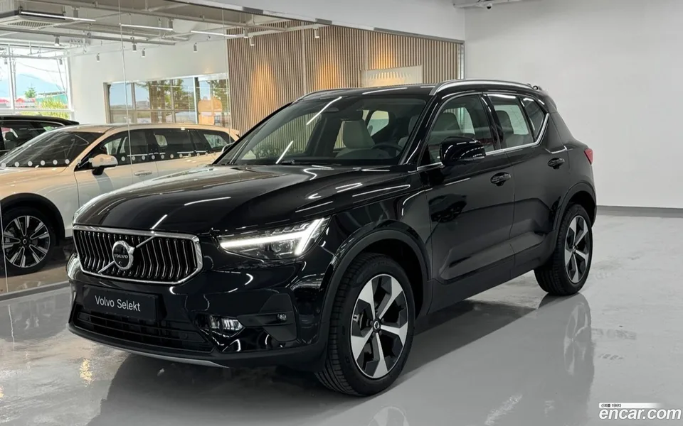 Volvo XC40 B4 2025 — photo 1, buy with delivery to Moscow