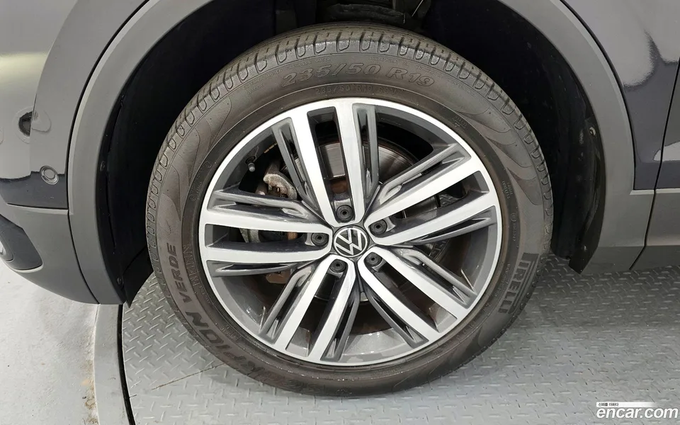 Volkswagen Tiguan Allspace 2.0 TSI 2023 — thumbnail 2