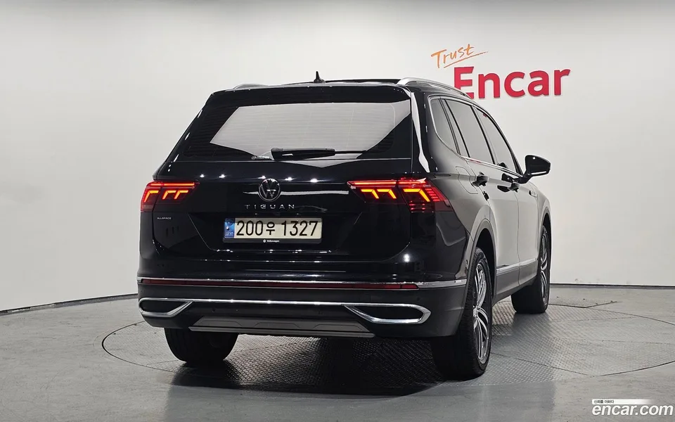 Volkswagen Tiguan Allspace 2.0 TSI 2023 — thumbnail 4
