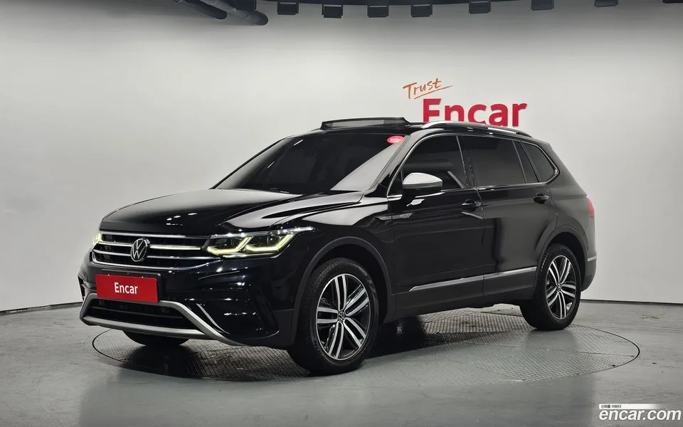 Volkswagen Tiguan Allspace 2.0 TSI 2023 — photo 1, buy with delivery to Moscow