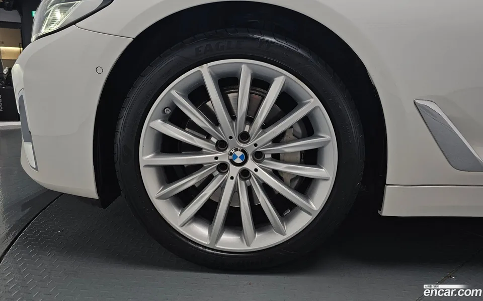 BMW 5 Series 530i 2023 — thumbnail 2