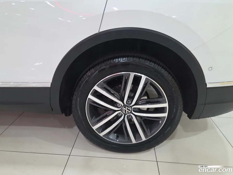 Volkswagen Tiguan Allspace 2.0 TSI 2023 — thumbnail 2